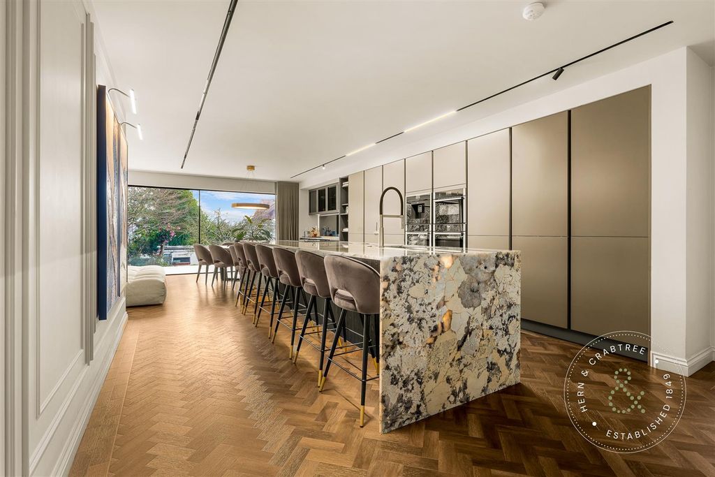 Property photo 3 of 92 Palace Road-16.Jpg
