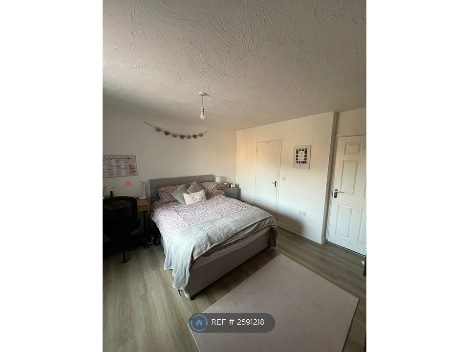 Property photo 2 of 10 Double Bed & Desk/Chair