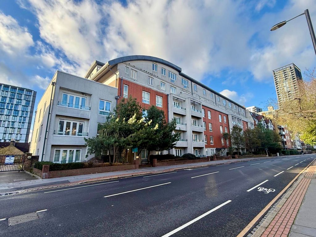 Property photo 1 of 9 Photo 4