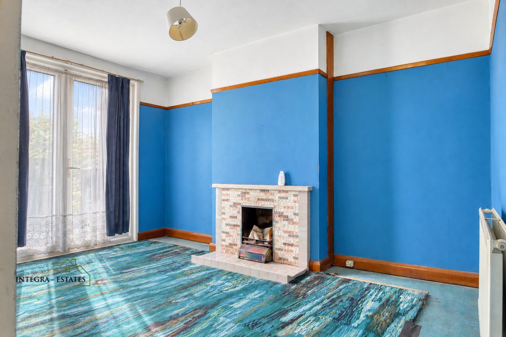 Property photo 3 of 16 Catford_Se6_Blue_Room_Tiled_Fireplace_02