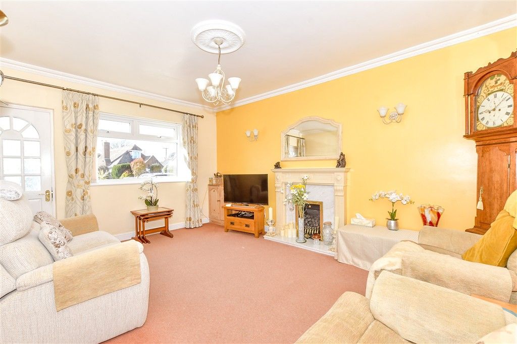 Property photo 3 of 15 Lounge