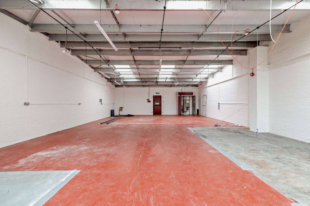 Property photo 3 of 9 8693984-Interior17-800