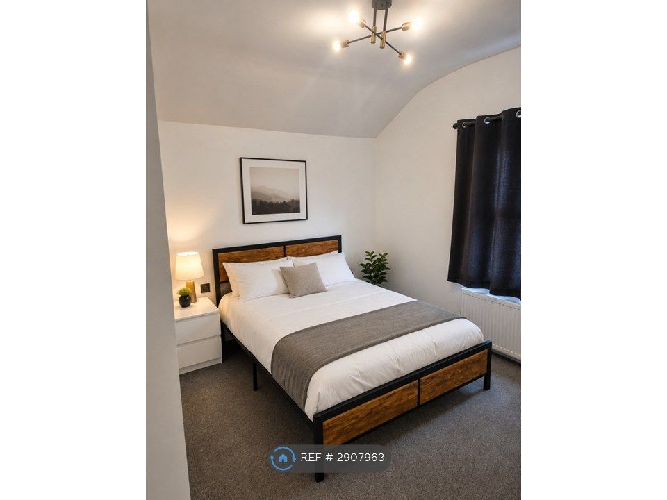 Property photo 1 of 12 Room 4