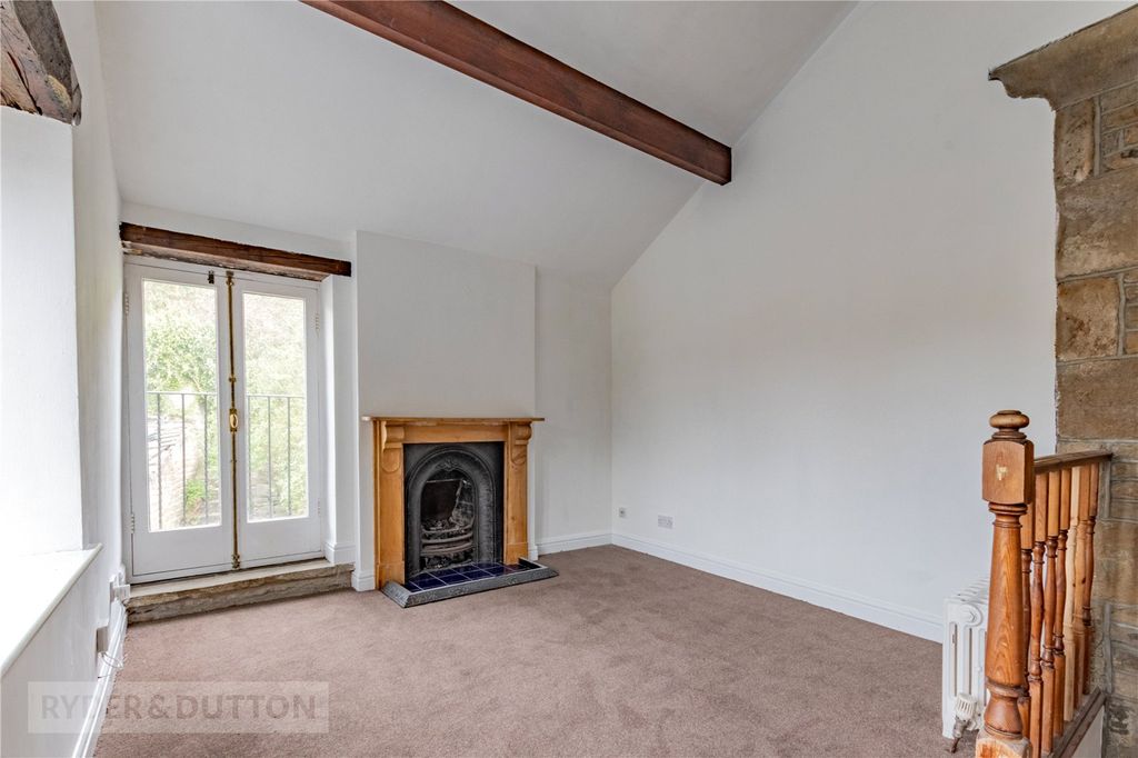 Property photo 3 of 18 Sitting Room