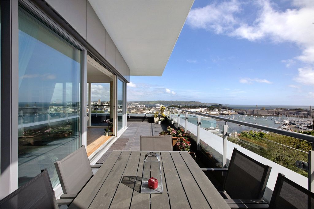 Property photo 2 of 13 Terrace