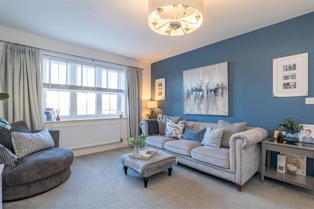 Property photo 2 of 33 Lounge