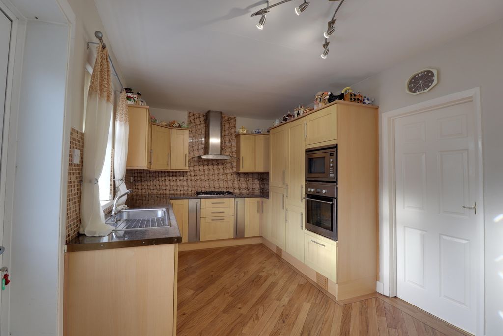 Property photo 3 of 12 Kitchen