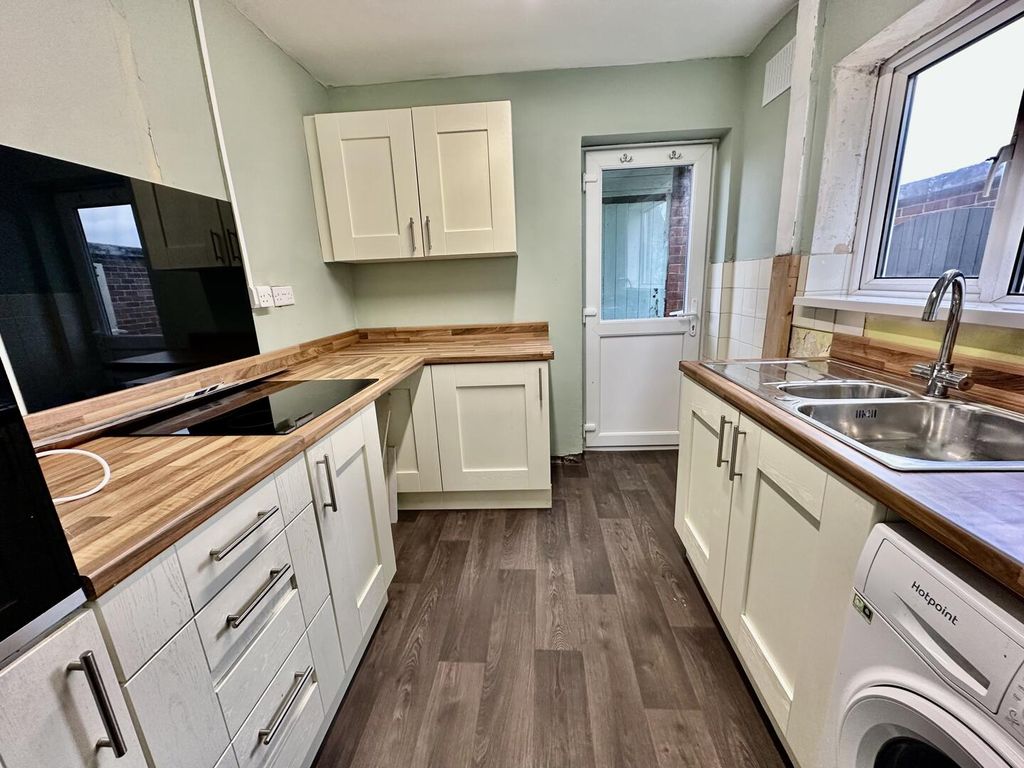 Property photo 3 of 7 Kitchen