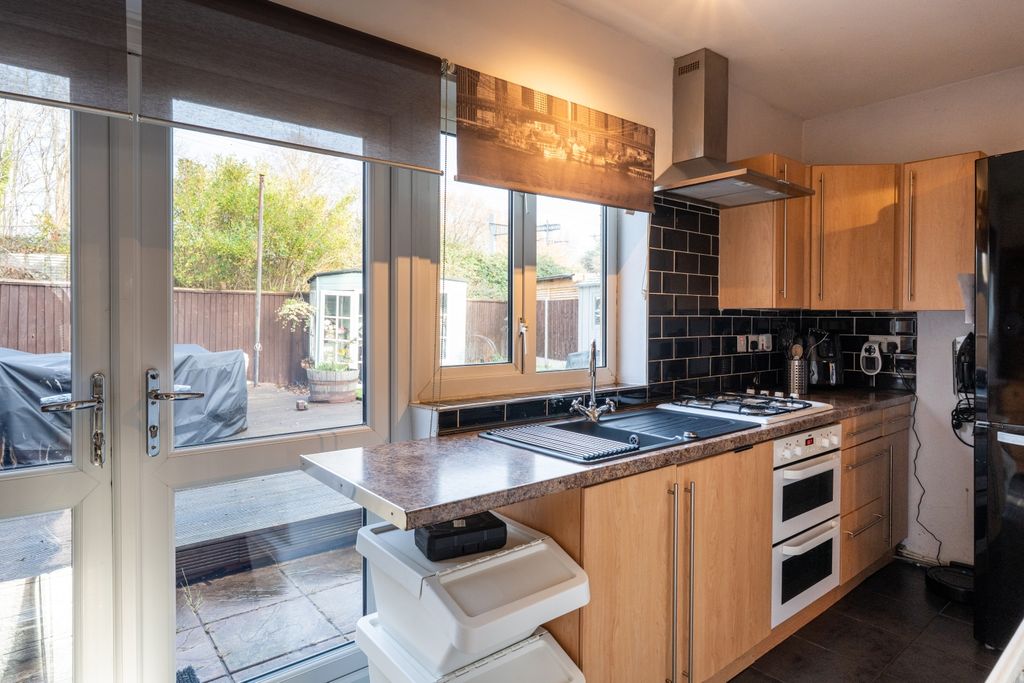 Property photo 3 of 18 Thompson Avenue-11