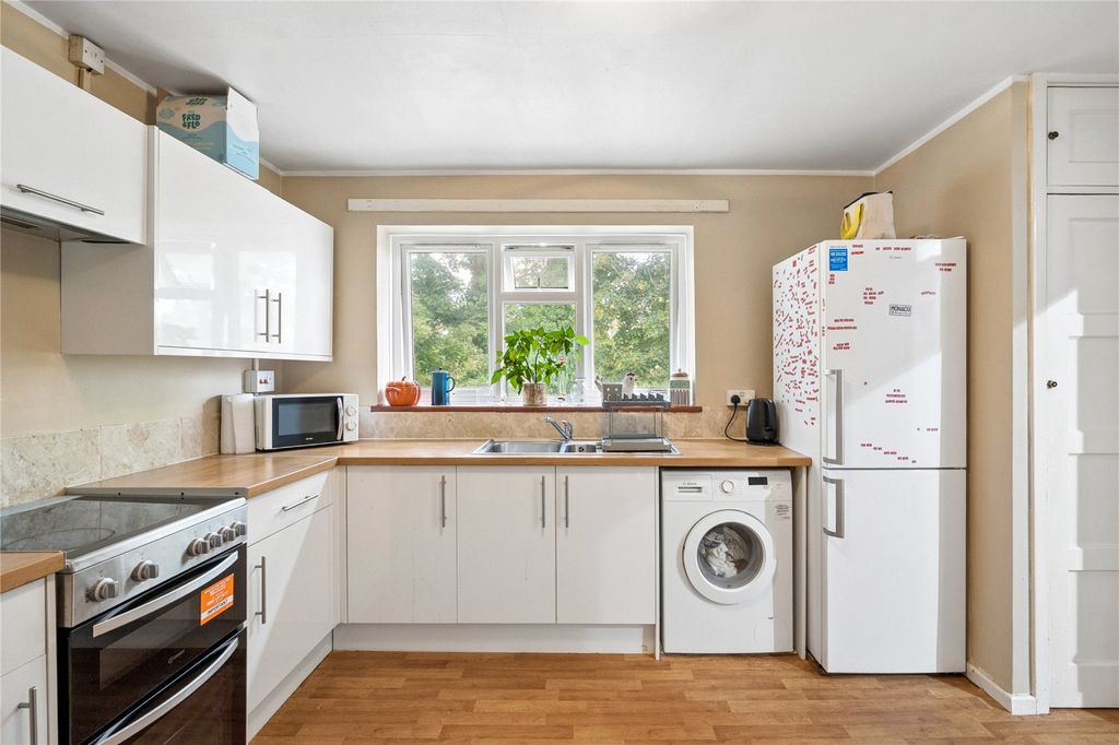 Property photo 3 of 10 Kitchen