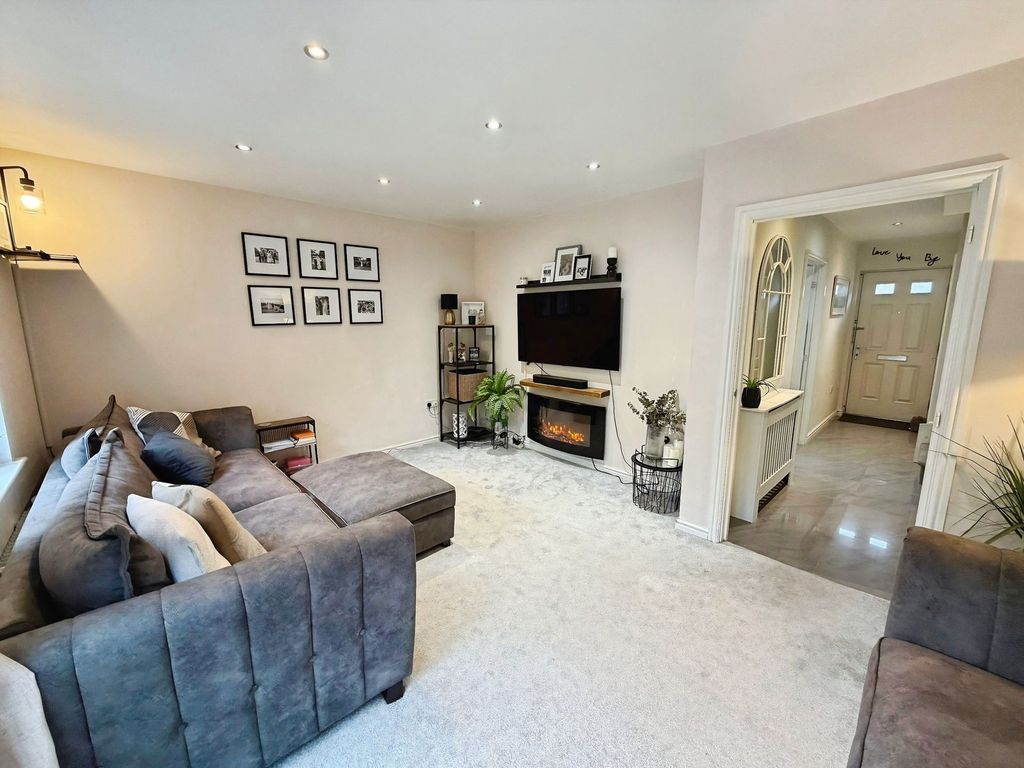 Property photo 2 of 32