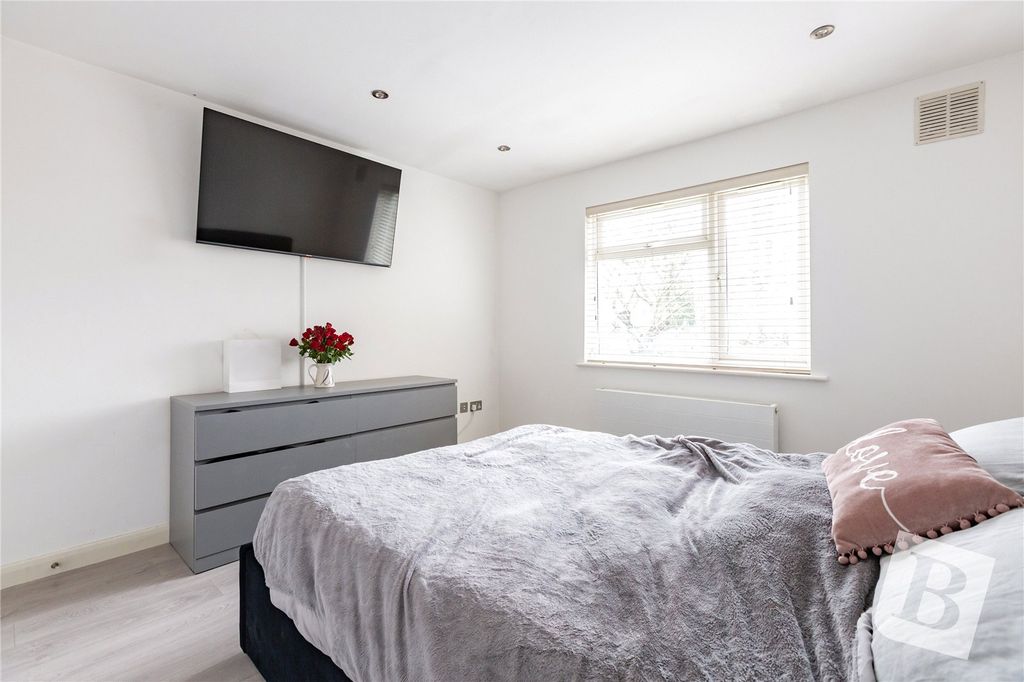 Property photo 3 of 17 Bedroom