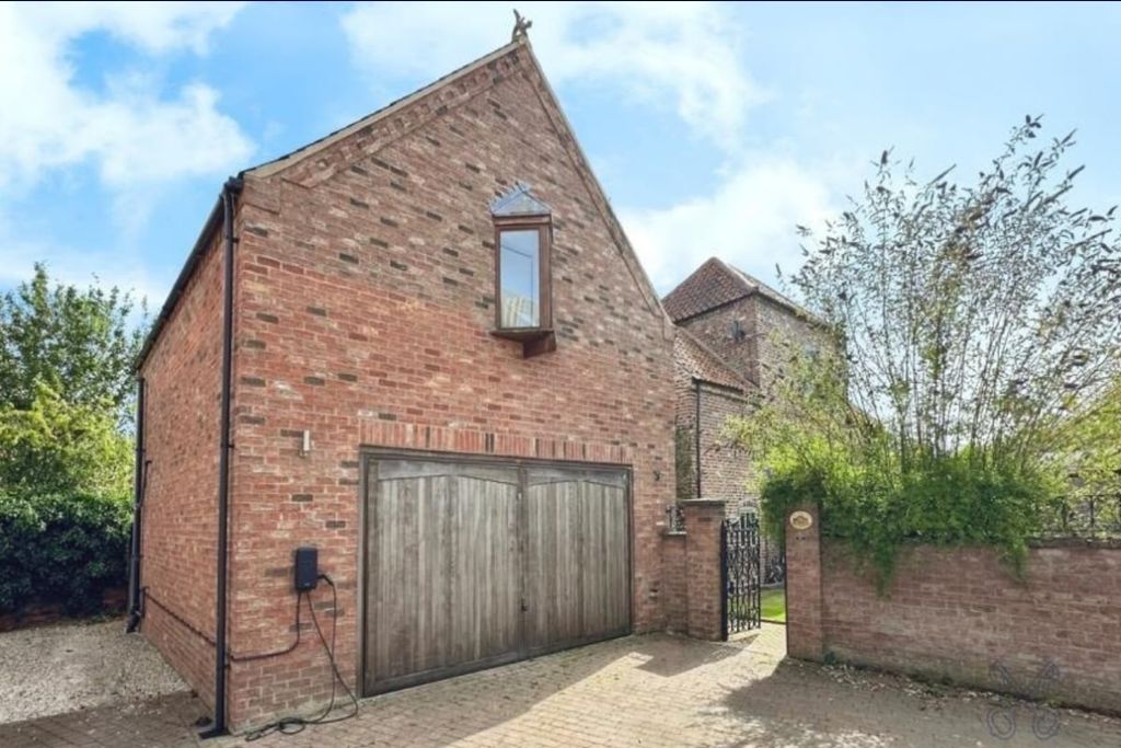 Property photo 2 of 10