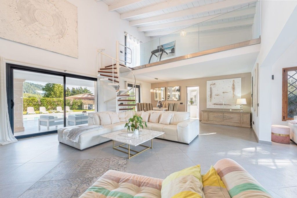 Property photo 3 of 20 Living (1)