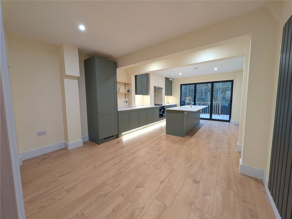 Property photo 2 of 29 Picture No. 13