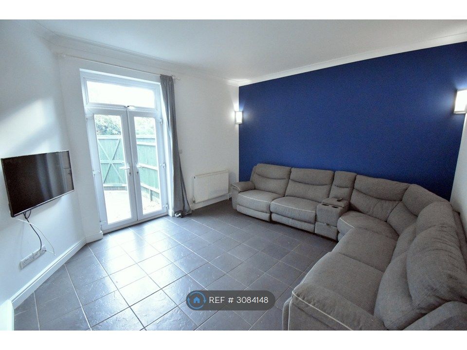 Property photo 3 of 17 Lounge