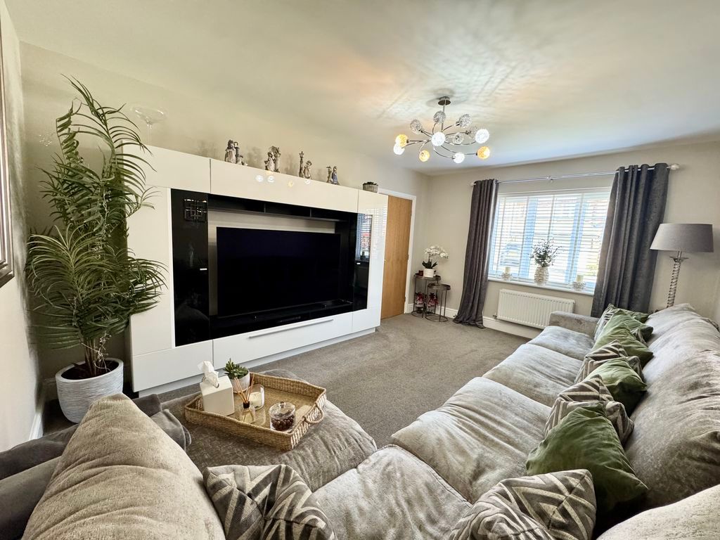 Property photo 2 of 31 Lounge