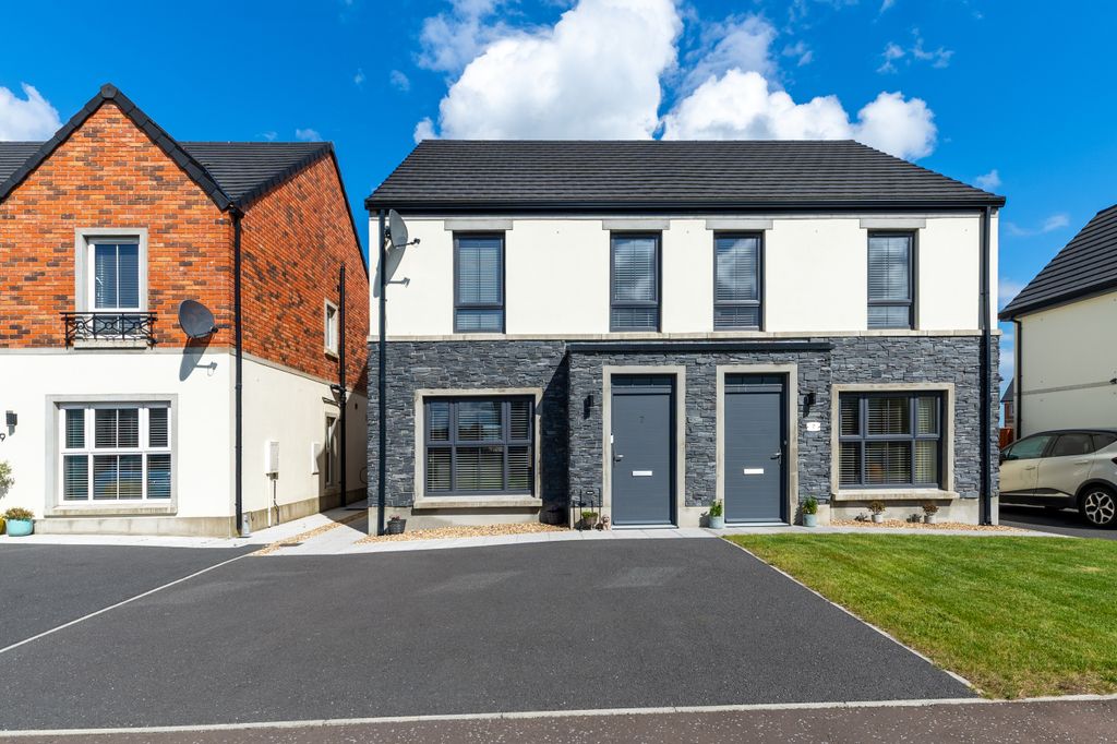 Property photo 1 of 38 007