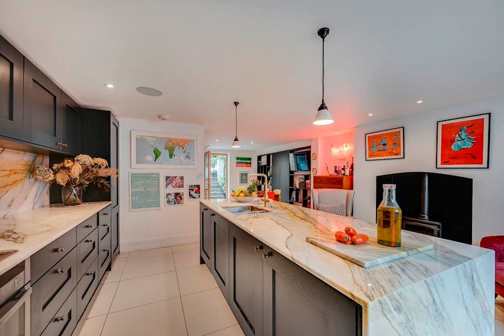 Property photo 3 of 11 Kitchen