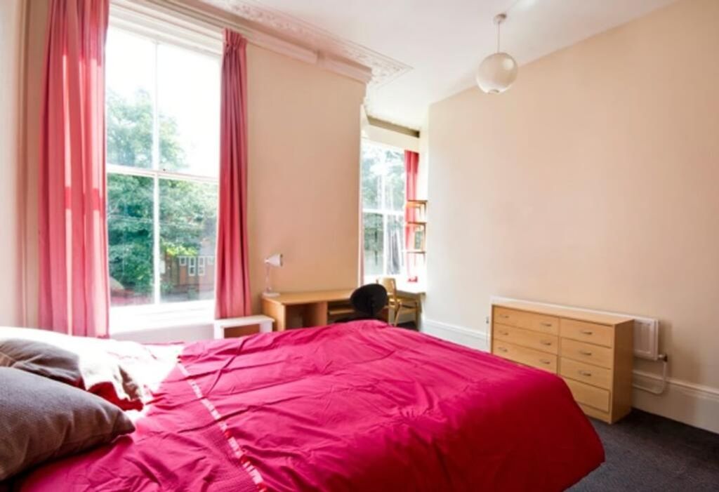 Property photo 1 of 7 A Bright And Spacious Double Bedroom Featuring Lar...