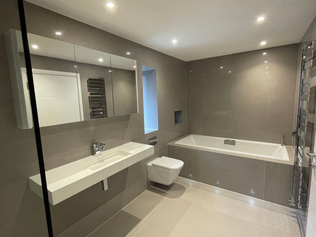 Property photo 2 of 10 Bathroom 1