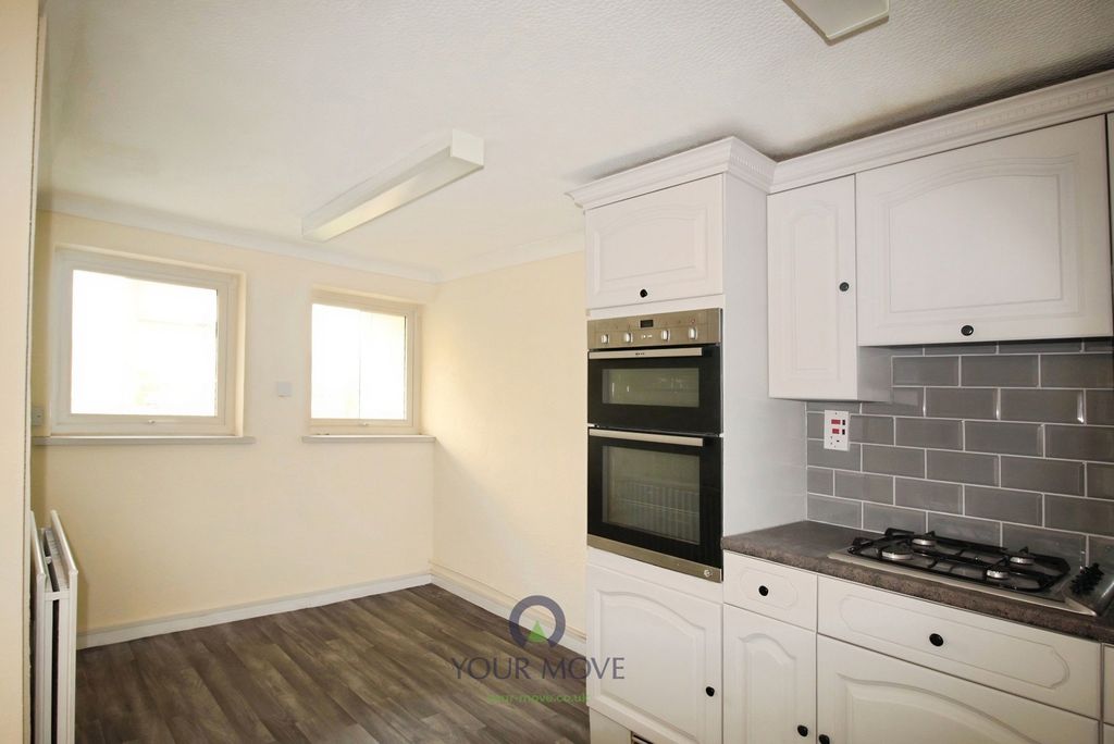Property photo 3 of 11 Kitchen