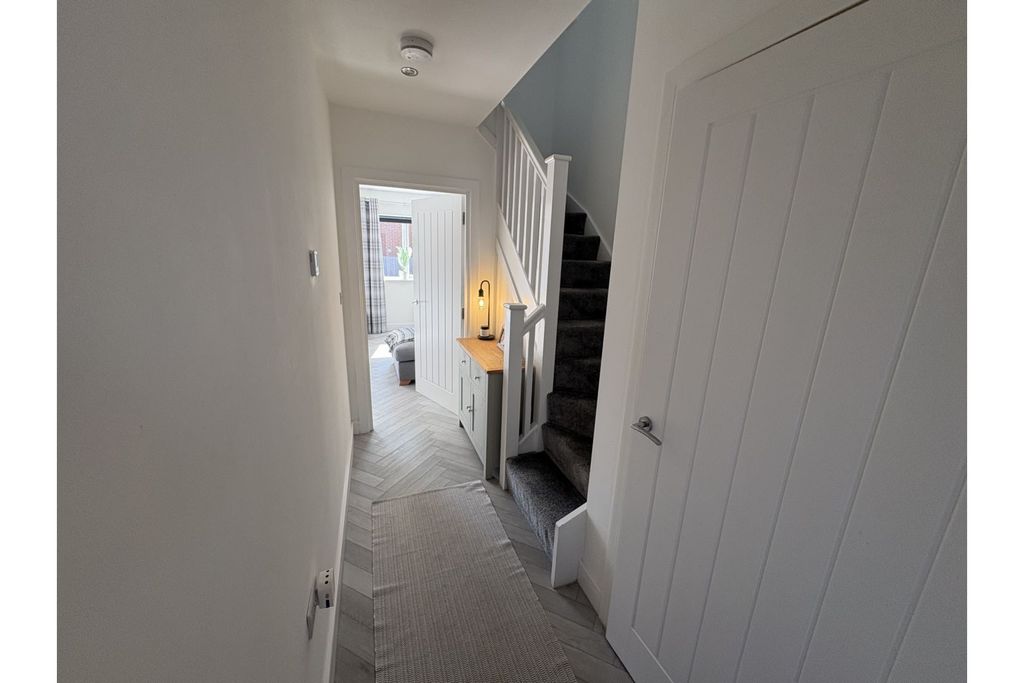 Property photo 2 of 17 Entrance Hall