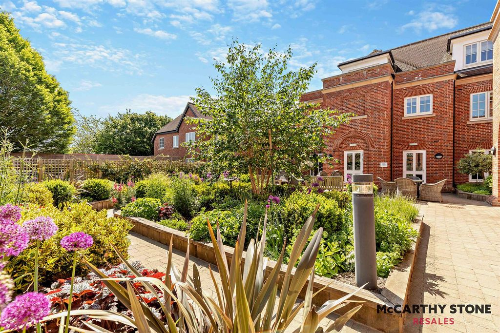 Property photo 3 of 10 8598175-Exterior03-800.Jpg