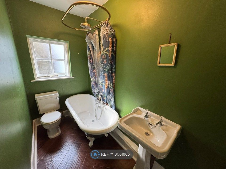 Property photo 3 of 10 Vintage Bathroom
