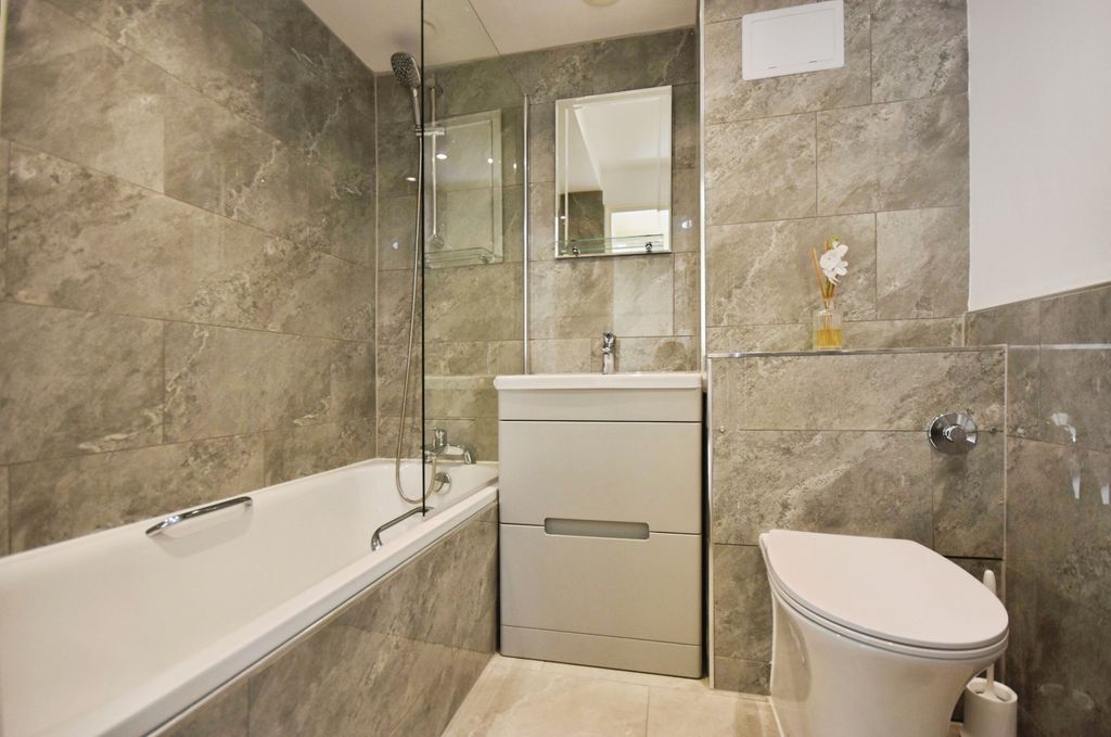 Property photo 2 of 17 Bathroom