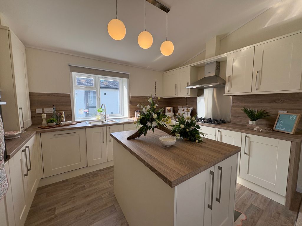 Property photo 3 of 15 Kitchen