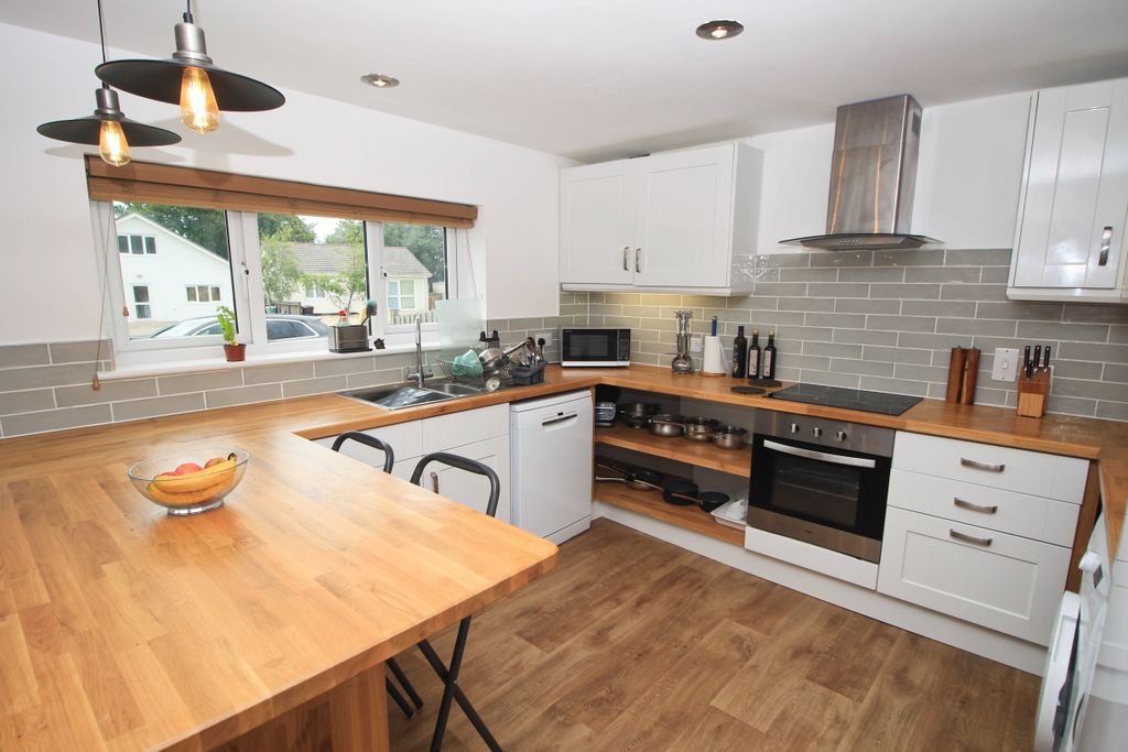 Property photo 2 of 17 Kitchen