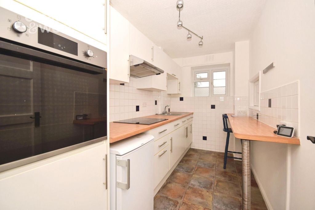 Property photo 3 of 9 Kitchen