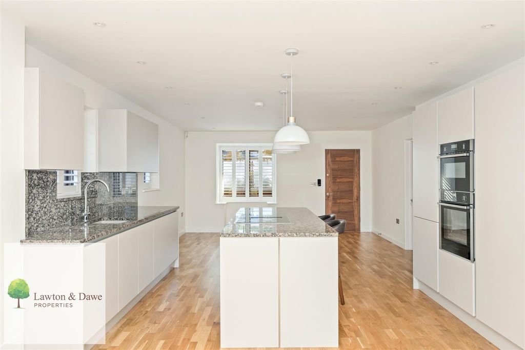 Property photo 3 of 22 Kitchen5.Jpg