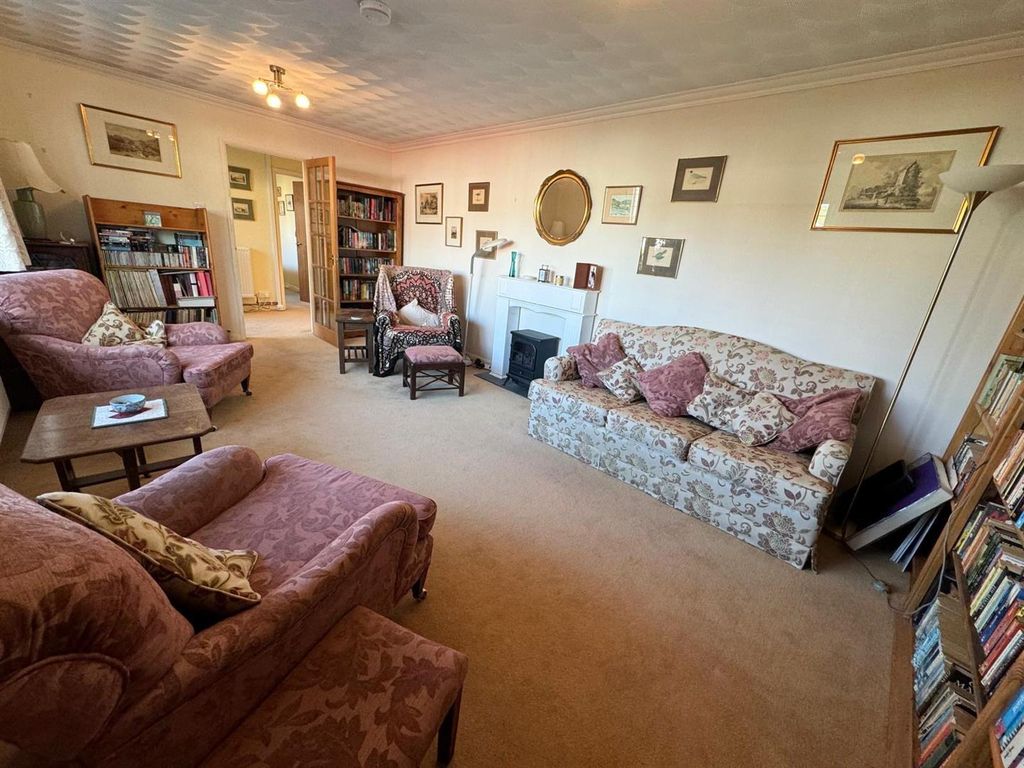 Property photo 3 of 18 Living Room