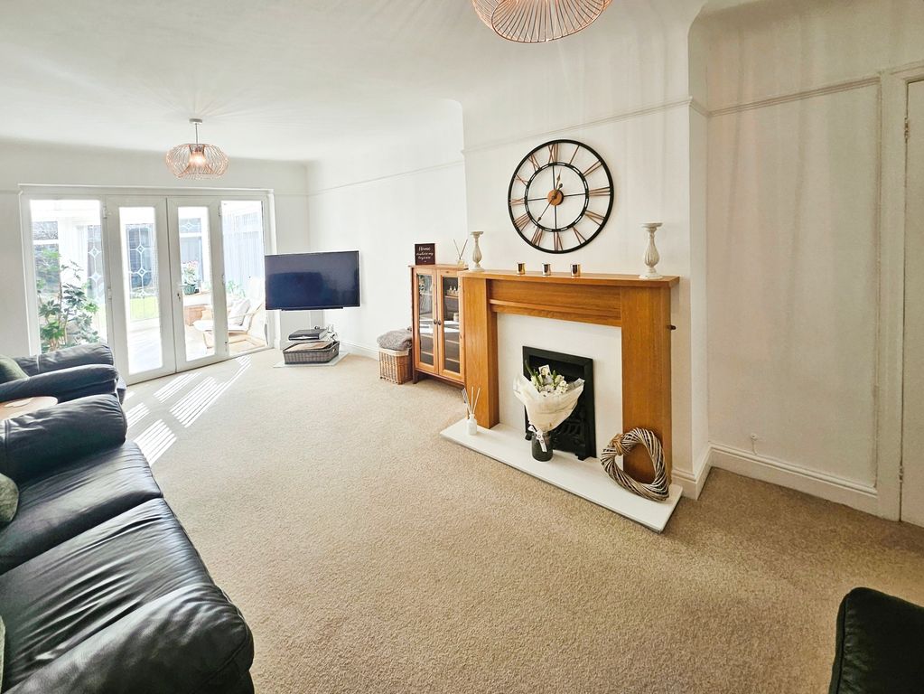 Property photo 3 of 14 Lounge