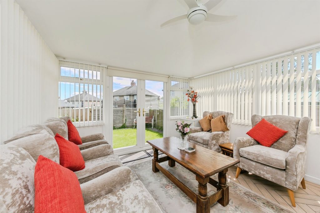 Property photo 3 of 20 Conservatory:
