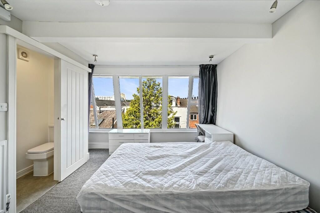 Property photo 3 of 15 Bright And Tidy Double Bedroom Featuring A Large W...