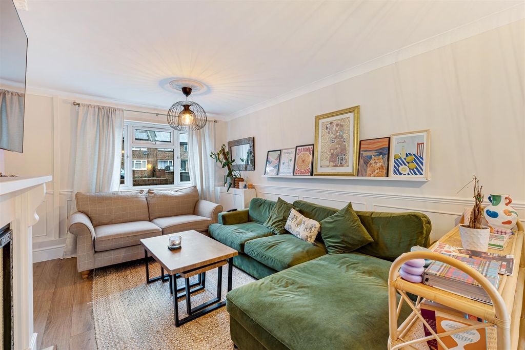 Property photo 3 of 20 118 Coronation Drive Lounge 3.Jpg