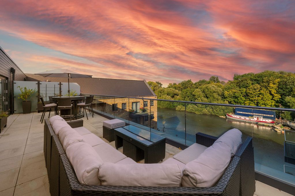 Property photo 1 of 27