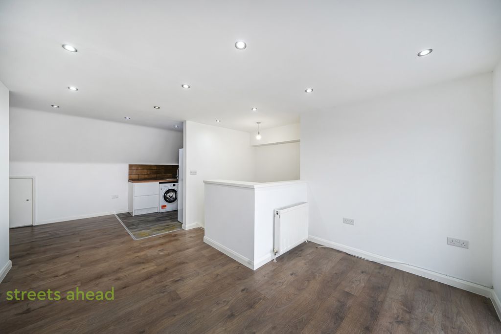 Property photo 2 of 13 74775784-Bc95-440...