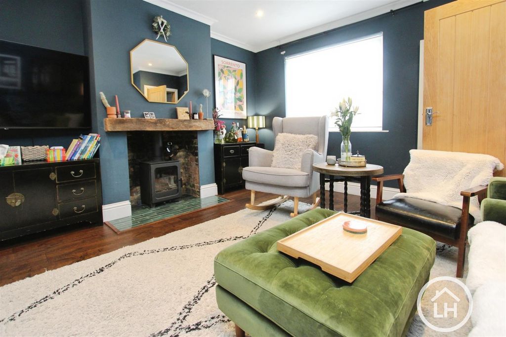 Property photo 1 of 18 Living Room