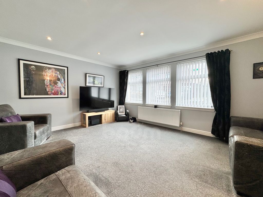 Property photo 2 of 28 Reform Street, Beith Lounge Picture