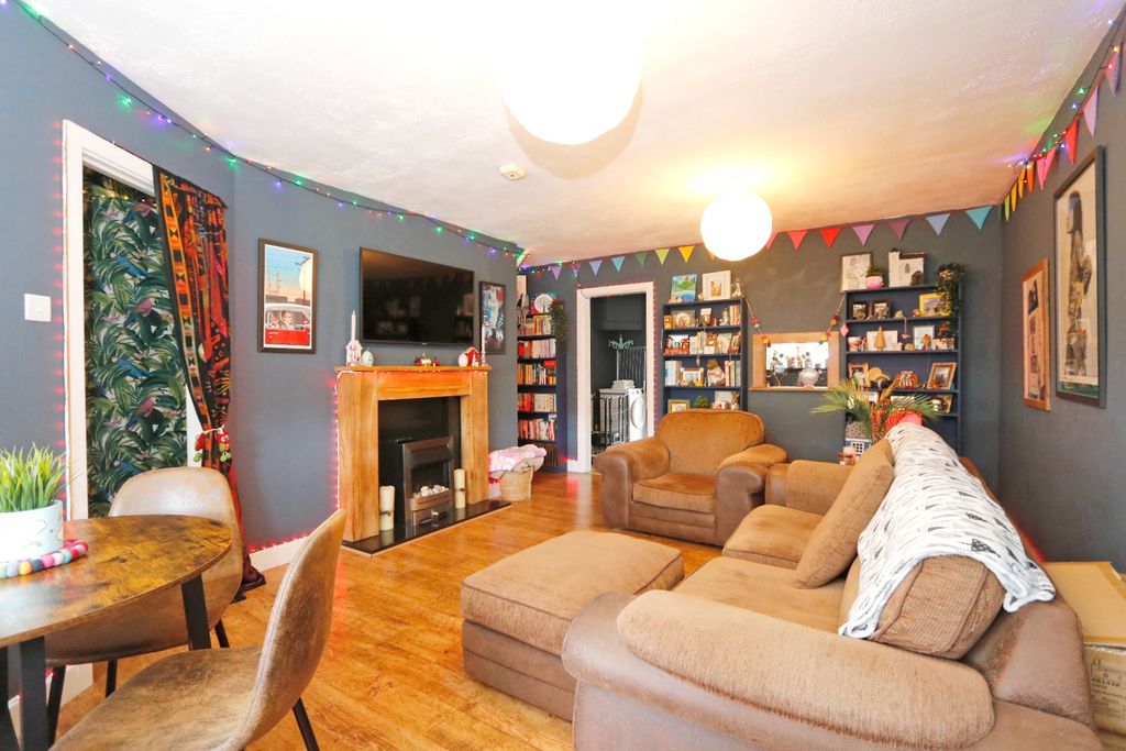 Property photo 2 of 17 4400322