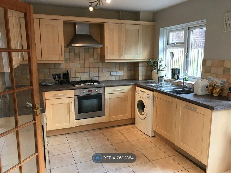 Property photo 3 of 10 Kitchen