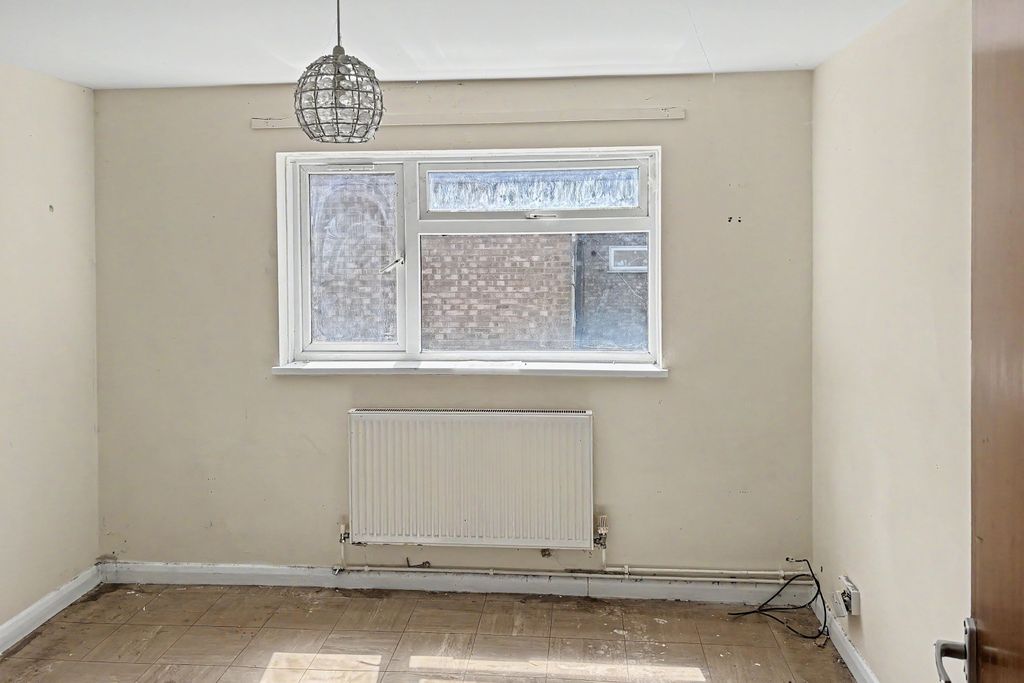 Property photo 2 of 11 90 Merrylands, Laindon, Basildon, Essex, Ss15 6Rg
