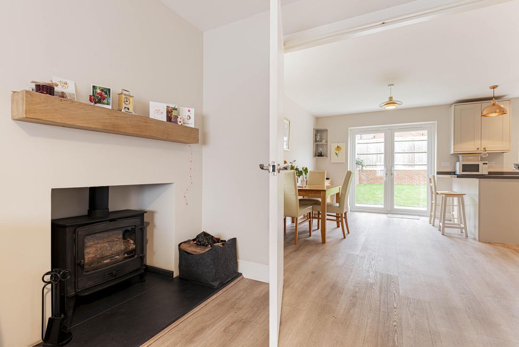 Property photo 3 of 11 Kitchen