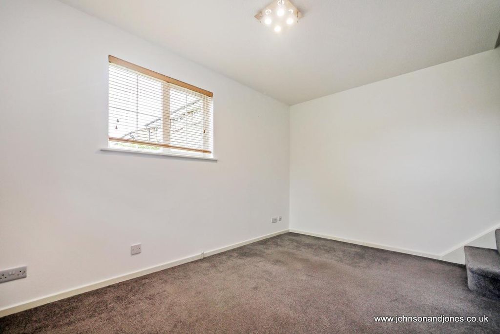 Property photo 3 of 14 P1640357.Jpg