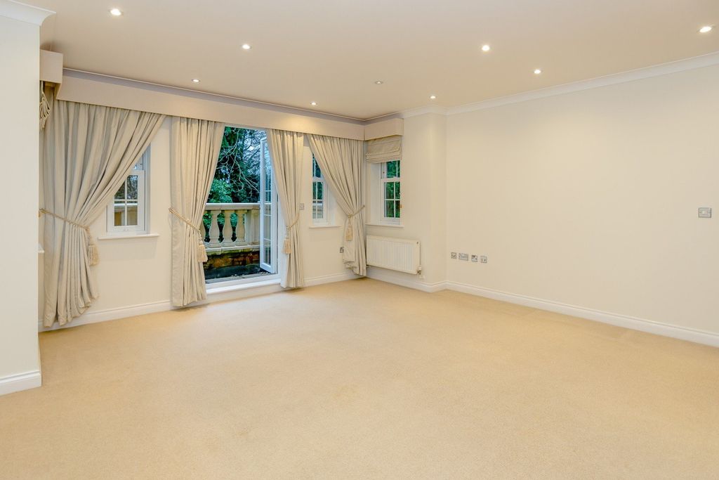 Property photo 2 of 8 Living Room