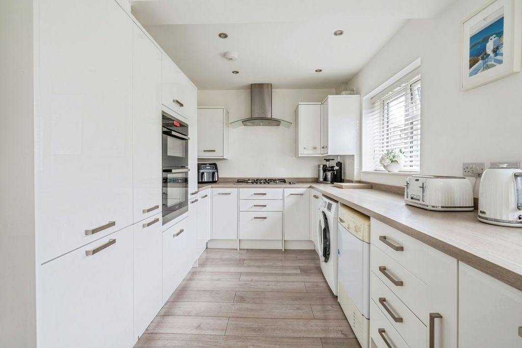 Property photo 2 of 18 Kitchen
